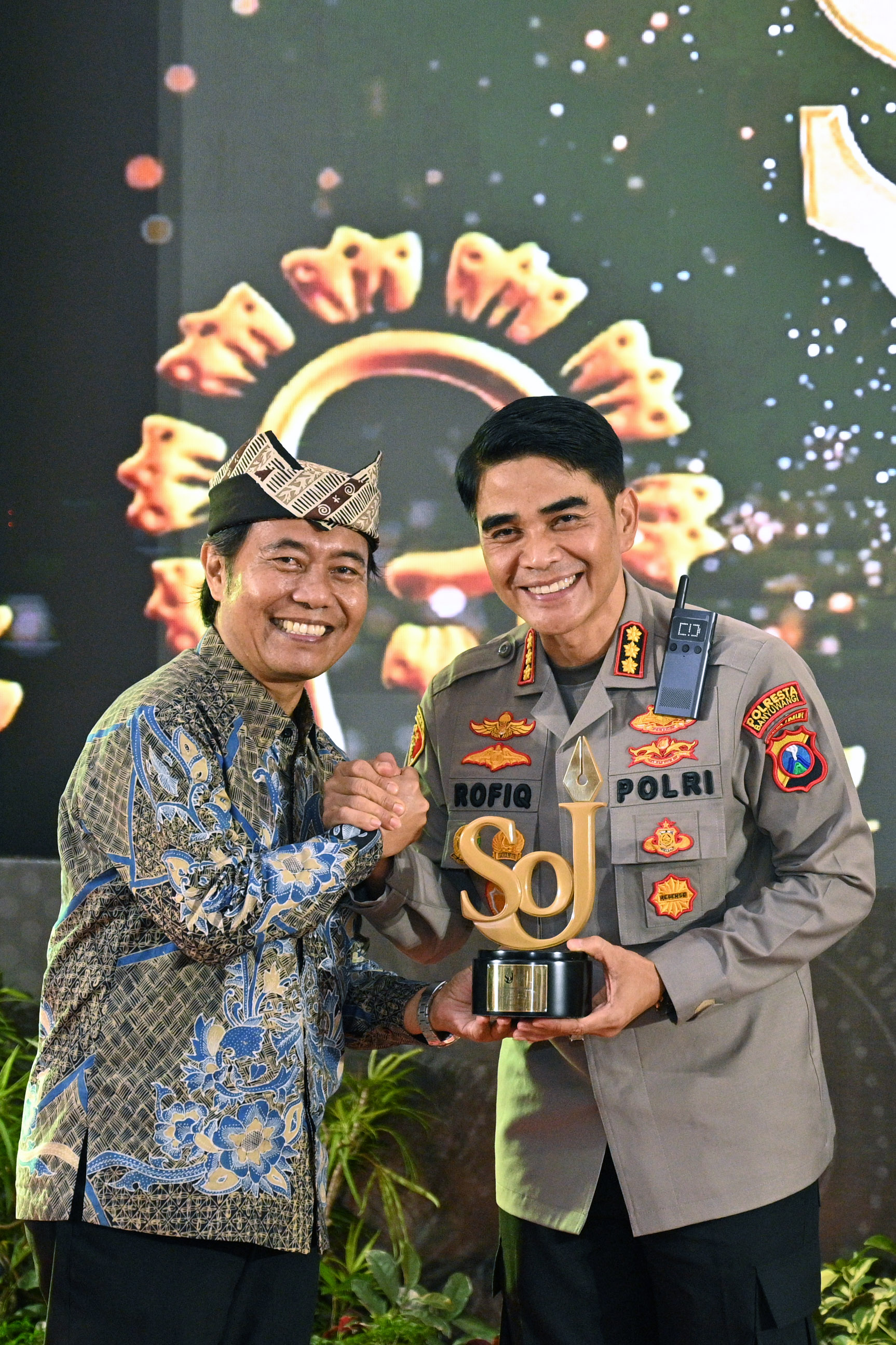 BERKAT MAYUR KAMTIBMAS: Kombespol Rofiq Ripto Himawan mewakili institusi Polresta Banyuwangi menerima SoJ Award 2026 dari Direktur Radar Banyuwangi Samsudin Adlawi.
