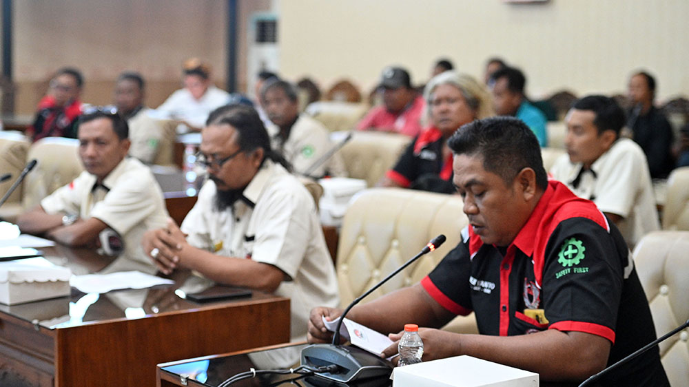 Suasana rapat dengar pendapat antara sopir truk dan pemangku pelabuhan di kantor DPRD Banyuwangi, Rabu (28/1).