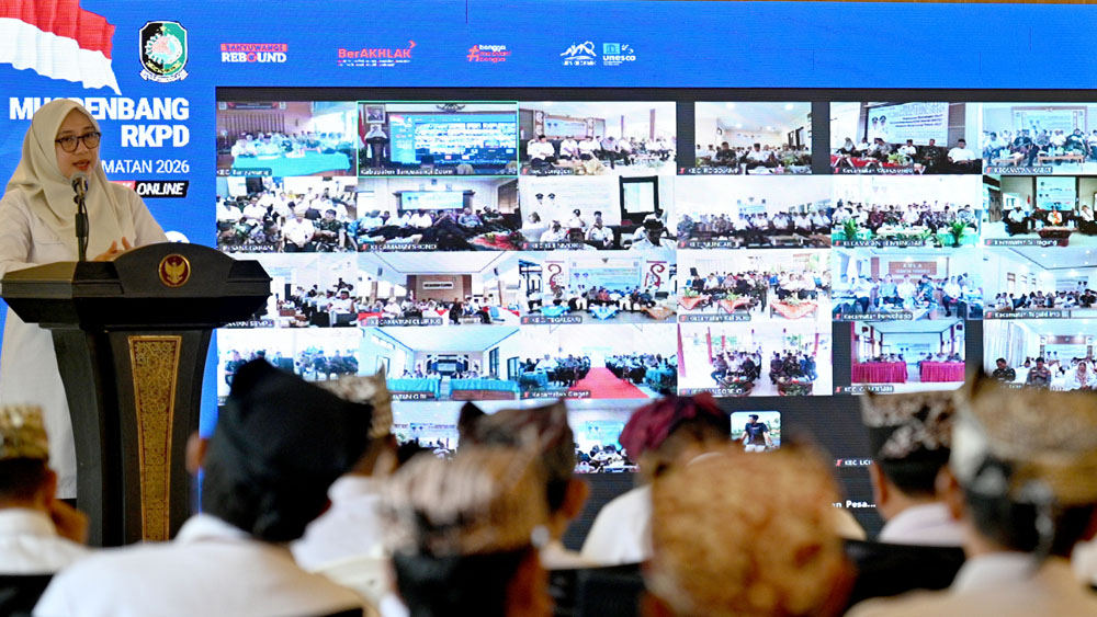 Bupati Ipuk memaparkan arah pembangunan daerah dalam Musrenbang RKPD tingkat kecamatan Tahun 2026 di Aula Rempeg Jogopati Banyuwangi, Rabu (28/1).