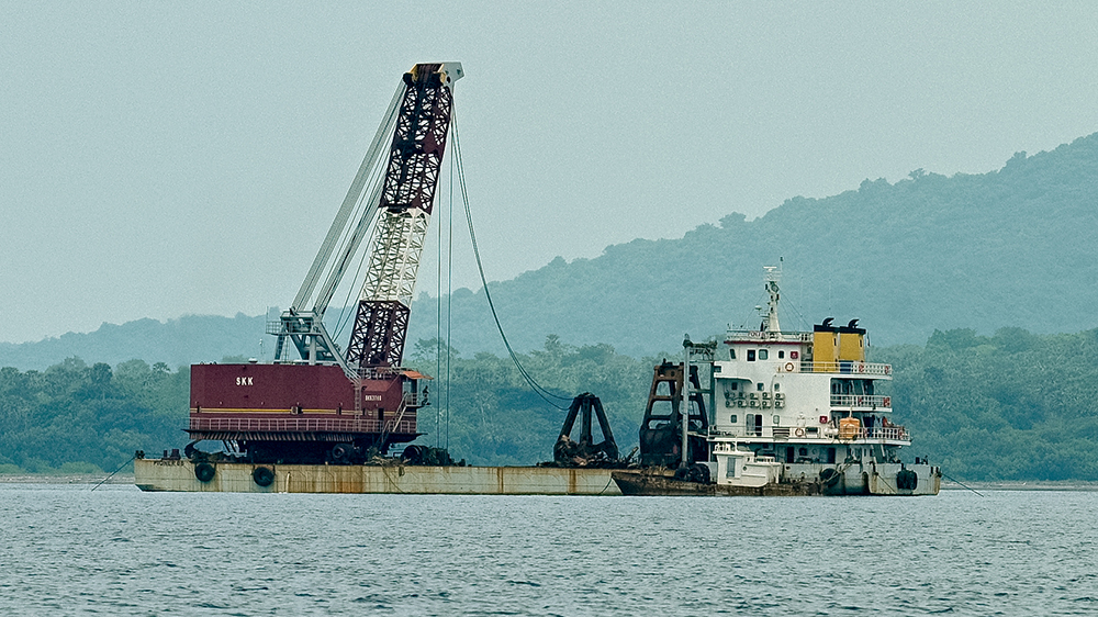 Kapal crane dengan kode BC Pioner 88 melakukan proses pengangkatan bangkai KMP Tunu yang sudah dijagal di tengah perairan Selat Bali, Rabu (28/1).
