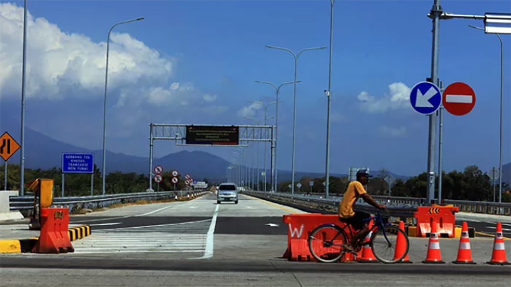 Exit Tol Gending di Jalan Tol Paspro Seksi 4A (Probolinggo Timur-Gending).