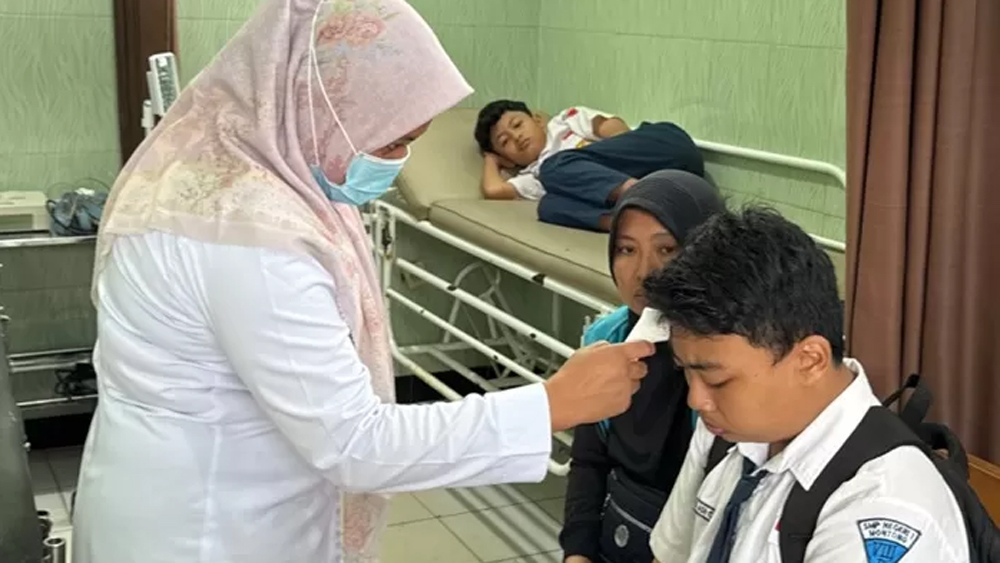 Tenaga kesehatan Puskesmas Montong Tuban merawat siswa yang diduga mengalami keracunan.