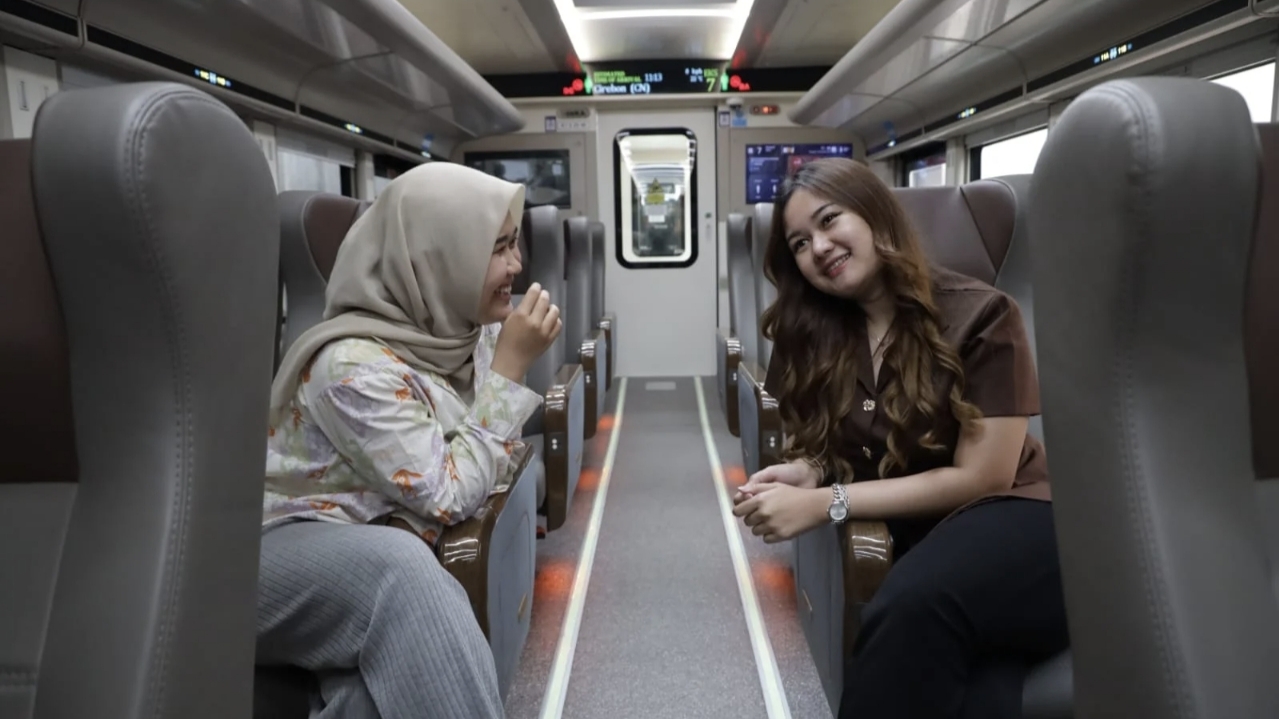 KA Gajayana melayani Malang-Jakarta lintas tengah Jawa.