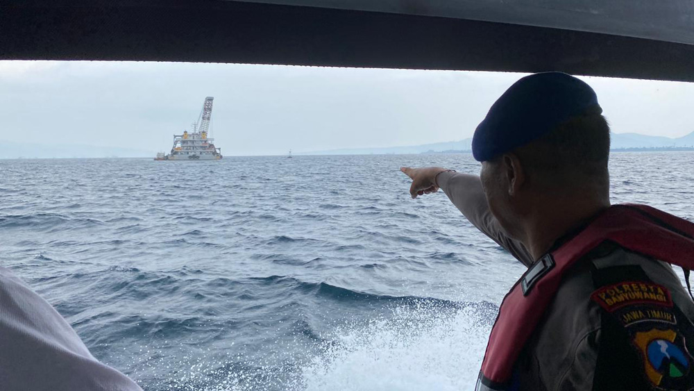 Kasatpolairud Kompol Wahyudi memantau proses pengangkatan bangkai KMP Tunu Pratama Jaya yang tenggelam di perairan Selat Bali.