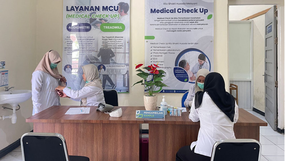 RAMAH: Petugas sedang melakukan pemeriksaan dan pengambilan sampel darah pada pasien MCU di Poliklinik Medical Check Up (MCU) IHC RSU Bhakti Husada.