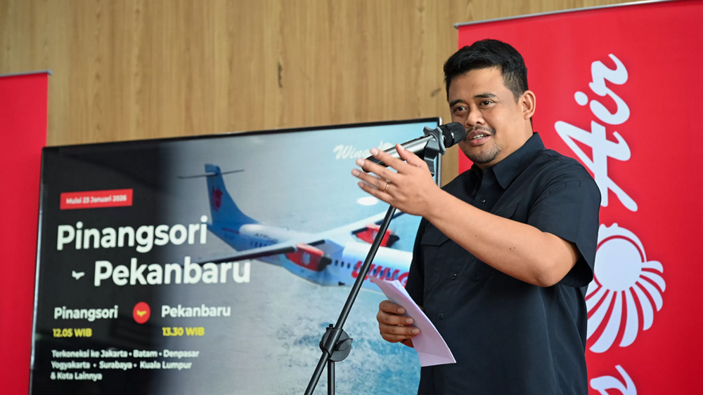 Gubernur Sumatera Utara Bobby Nasution meresmikan rute penerbangan Wings Air Pinangsori-Pekanbaru di Bandara FL Tobing, Kabupaten Tapanuli Tengah, Jumat (23/1/2026).