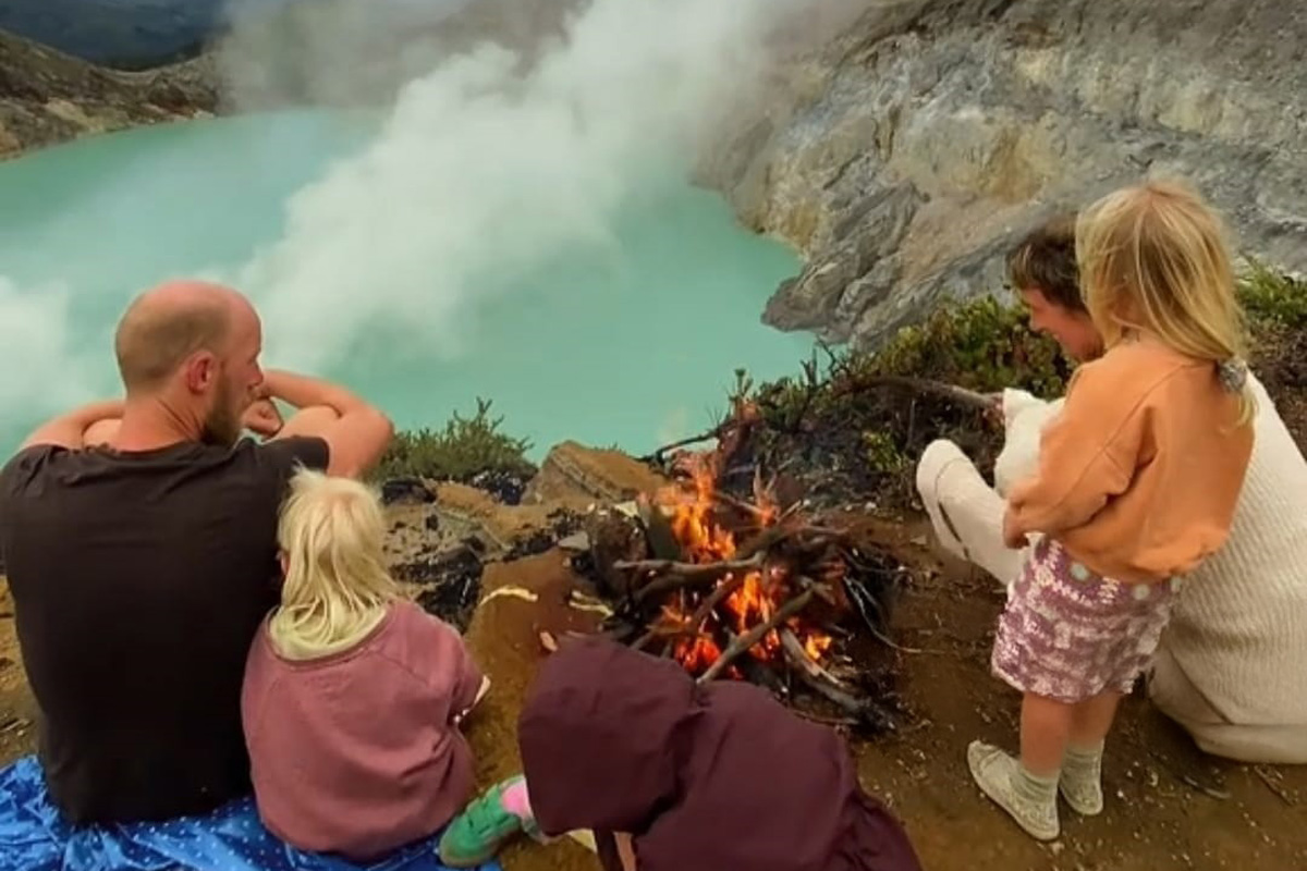 SUDAH DILARANG: Wisatawan mancanegara membuat api unggun di dekat kawah Ijen beberapa pekan lalu.