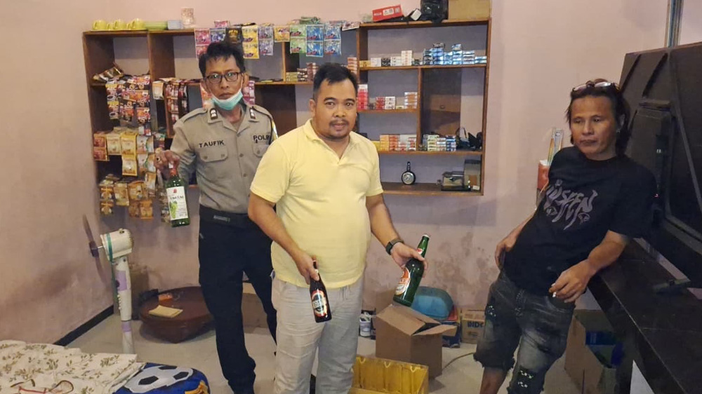 SITA MIRAS: Anggota Reskrim Polsek Wongsorejo menggerebek Warkop Giras 45 di Desa Alasbuuh, Kecamatan Wongsorejo yang kedapatan menjual miras, Jumat (30/1).