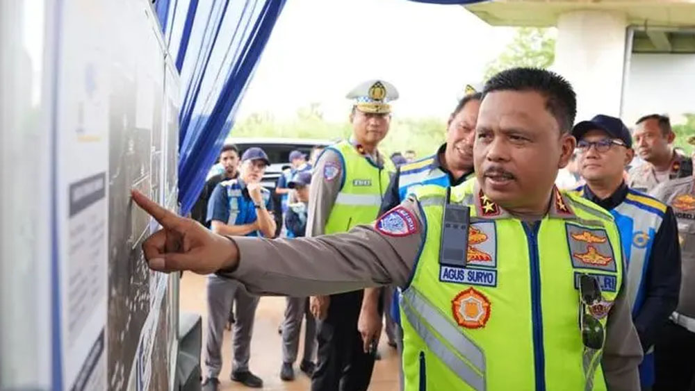 Kakorlantas Polri Irjen Agus Suryonugroho bersama Jasa Dirut Jasa Marga Rivan A Purwantono dan Dirut Jasa Raharja Muhammad Awaluddin meninjau Jalur Jakarta Cikampek (Japek) II Selatan.