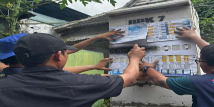 DIPOJOK : Pemasangan pamflet mengenai pengelolaan sampah secara insinerator di desa Karangdoro Banyuwangi