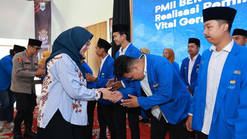 Bupati Ipuk bersama Kapolresta Kombespol Rofiq Ripto Himawan menyalami satu-persatu pengurus PMII Banyuwangi yang baru dilantik di Pendapa Sabha Swagata Blambangan, Sabtu (31/1).