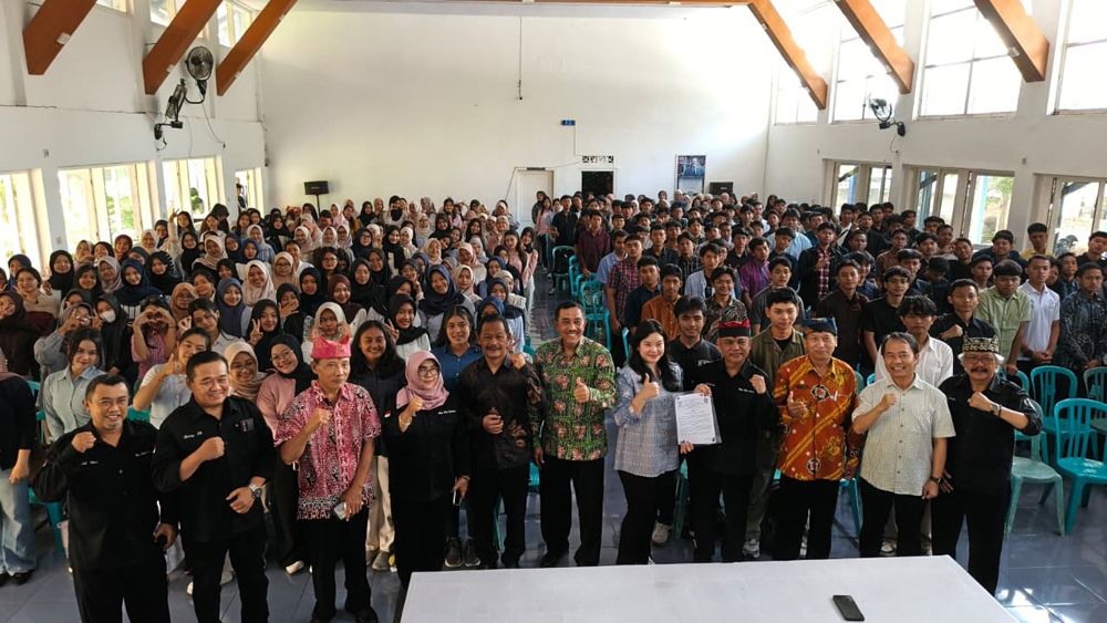 Komite sekolah, Kasek Abdullah, dewan guru, dan CEO TEXAS Indy Endira berfoto bersama dengan siswa kelas XII dalam kegiatan TOEFL Goes to School with TEXAS di aula SMAN 1 Glagah, Sabtu (31/1).