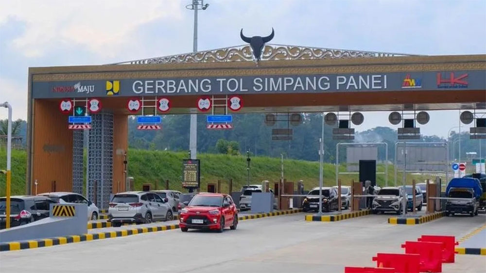Pintu gerbang Tol Sinaksak-Simpang Panei di Sumatra Utara. Tol Kutepat Segmen Sinaksak&ndash;Simpang Panei meraih SLFO bintang 5.