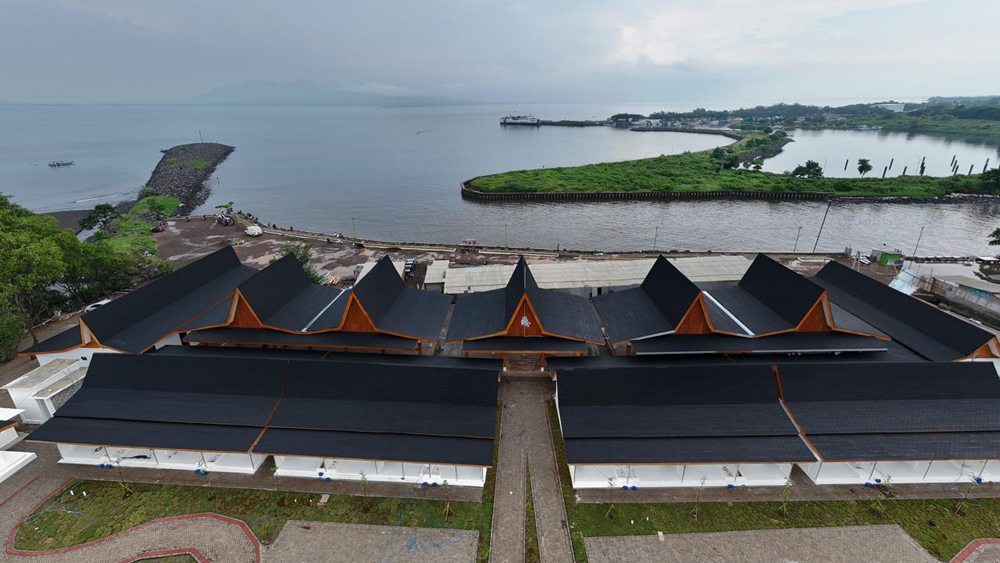 Kampung Nelayan Merah Putih hampir rampung. Sentra kuliner seafood Banyuwangi kian menarik dengan konsep modern berarsitektur Osing.