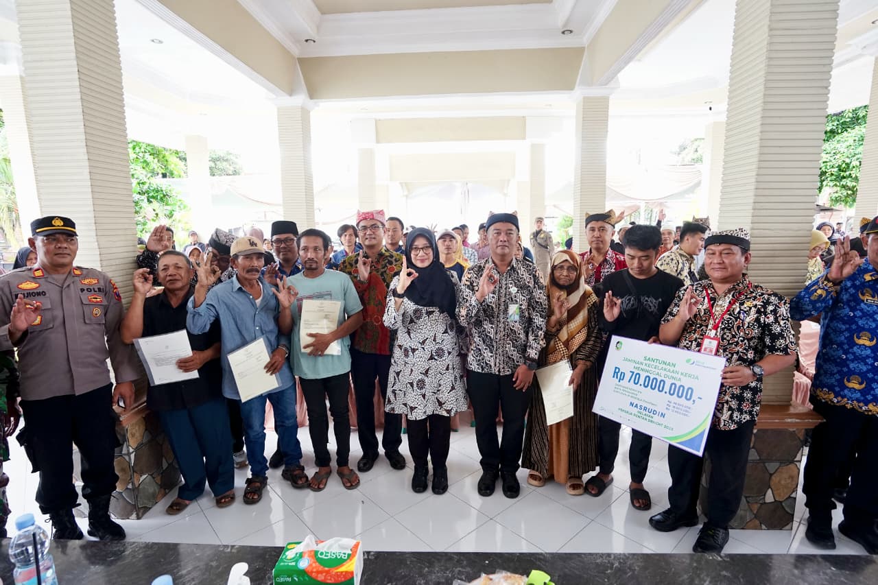 Sebanyak 186 nelayan di Muncar Banyuwangi menerima sertifikat tanah SeHAT hasil kolaborasi KKP, ATR/BPN, dan Pemkab.