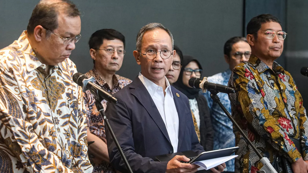 Ketua Dewan Komisioner OJK Mahendra Siregar (tengah) didampingi Direktur Utama BEI Iman Rachman (kiri) dan Kepala Eksekutif Pengawas Pasar Modal, Keuangan Derivatif dan Bursa Karbon OJK Inarno Djajadi
