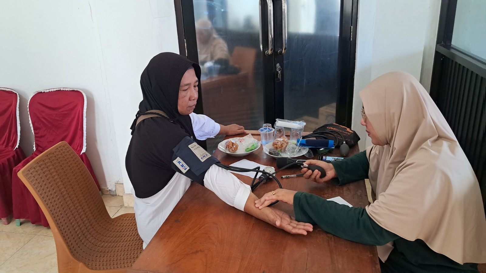 BERMANFAAT: Warga mengakses layanan kesehatan gratis yang difasilitsi King Beton di Desa Gladag, Kecamatan Rogojampi, Sabtu (31/1).