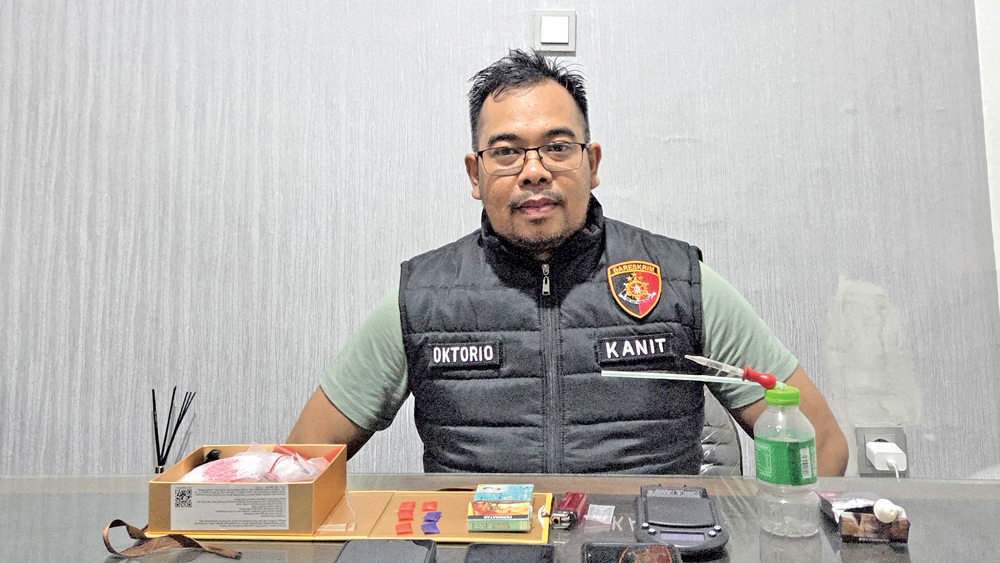 Kanit Reskrim Polsek Wongsorejo Aipda Oktorio Wisnu Pradana menunjukan barang bukti pesta sabu-sabu dan judol uang dilakukan tiga pemuda di Desa Bangsring, Kecamatan Wongsorejo Jumat malam (30/1).