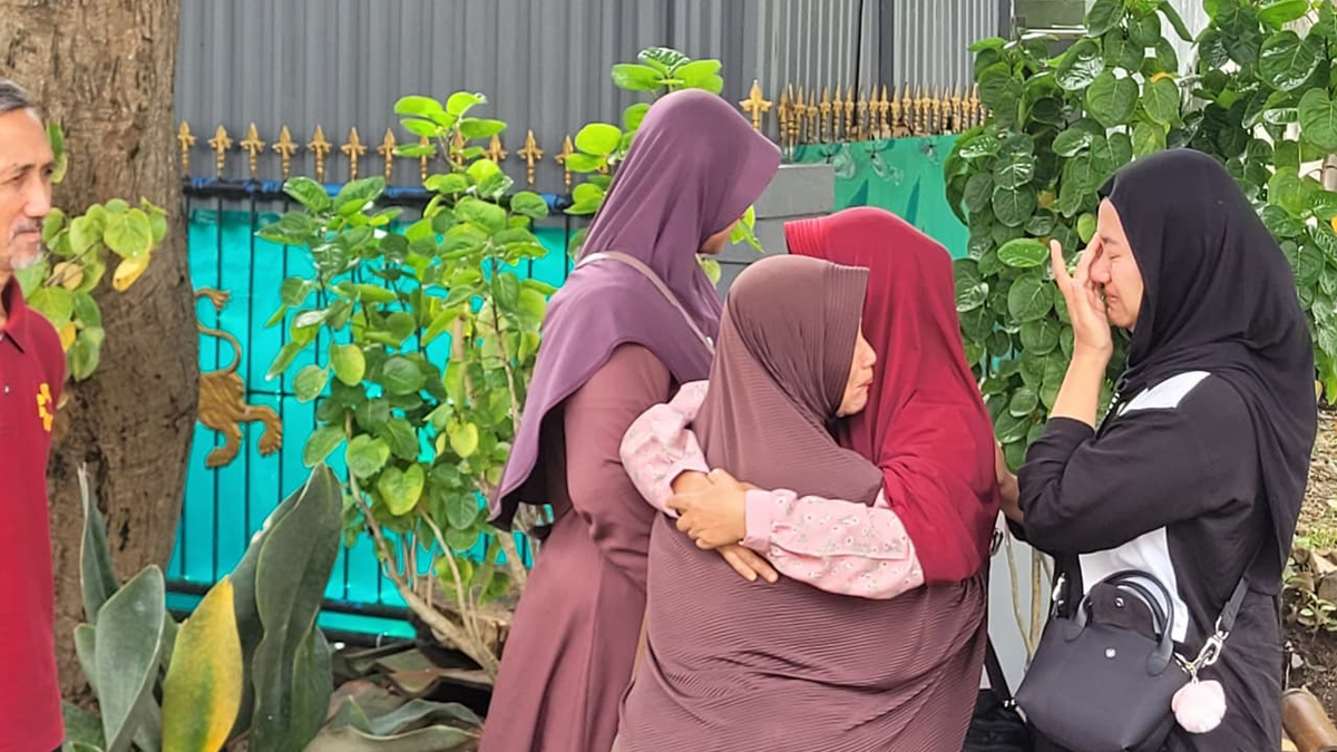 Keluarga korban tenggelamnya KMP Tunu Pratama Jaya menunggu kabar jenazah yang ditemukan di Selat Bali. Diduga ABK, kini dievakuasi ke RSUD Blambangan.