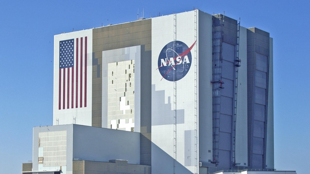 NASA menunda peluncuran Artemis 2 ke Bulan akibat cuaca dingin ekstrem di Florida.