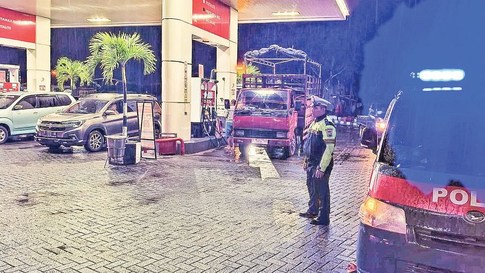 PENYISIRAN: Petugas melakukan patroli di wilayah hukum Polsek Genteng Sabtu malam (31/1).
