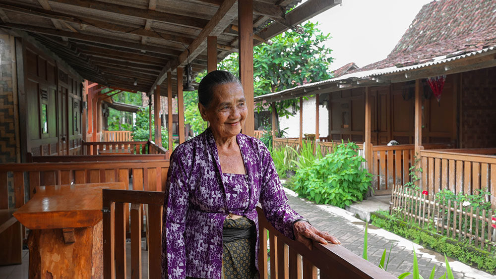 Pariwisata Desa Adat Osing Kemiren Banyuwangi memberi dampak ekonomi nyata. Lansia hingga anak muda berdaya lewat kuliner, homestay, dan budaya.