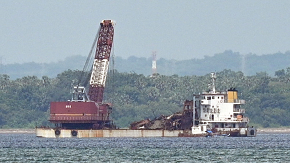 TERKENDALA CUACA: Proses pengangkatan bangkai KMP Tunu Pratama Jaya di perairan Selat Bali dihentikan akibat cuaca buruk, Senin (2/2).