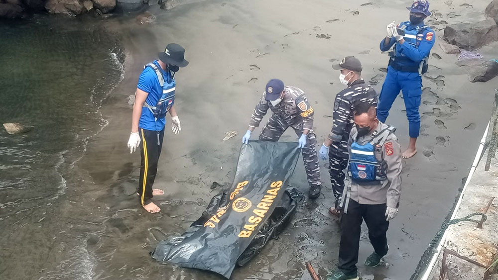 IDENTITAS MASIH MISTERIUS: Jenazah kedua dari KMP Tunu Pratama Jaya dievakuasi petugas menuju Jembrana, Bali.