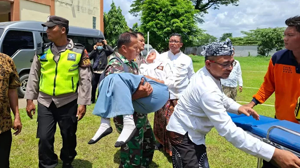 DARURAT: Salah satu siswa SMAN 2 Kudus yang diduga keracunan MBG digotong dan dirujuk ke rumah sakit terdekat untuk mendapat perawatan.
