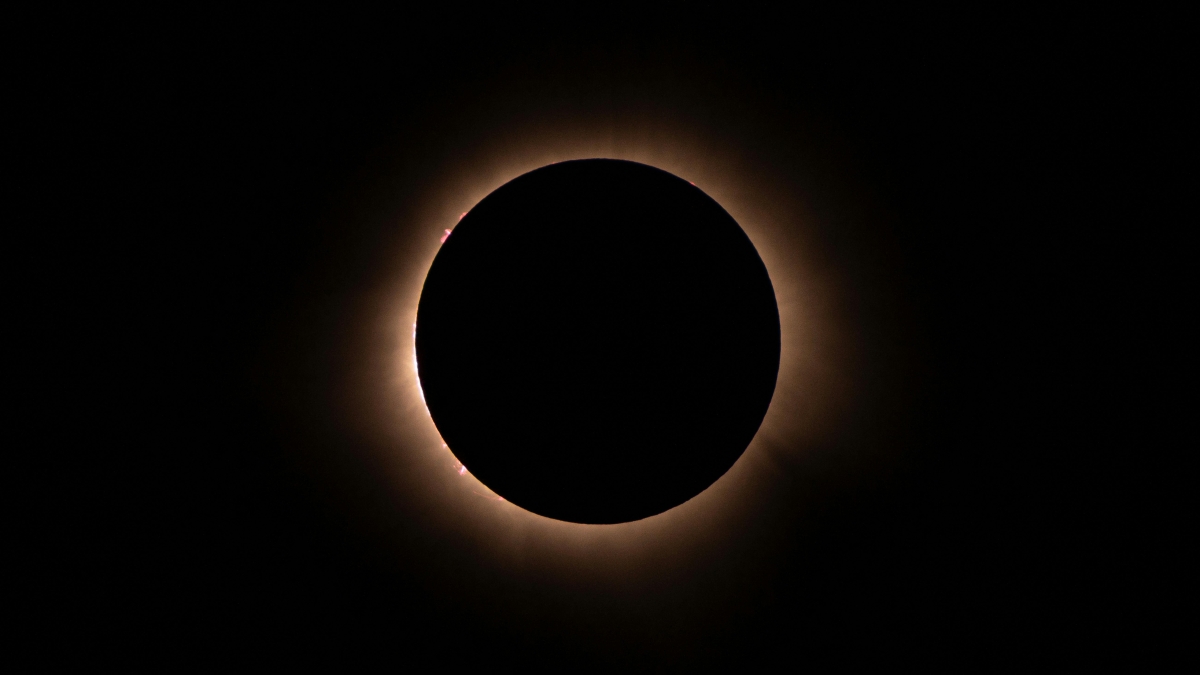 Gerhana Matahari cincin 17 Februari 2026 menghadirkan cincin api di langit.