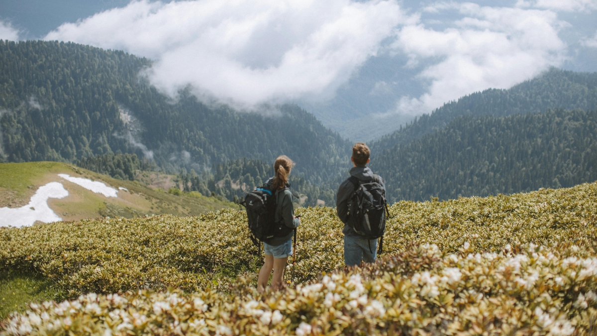 Slow travel adalah cara menikmati perjalanan dengan santai dan bermakna.