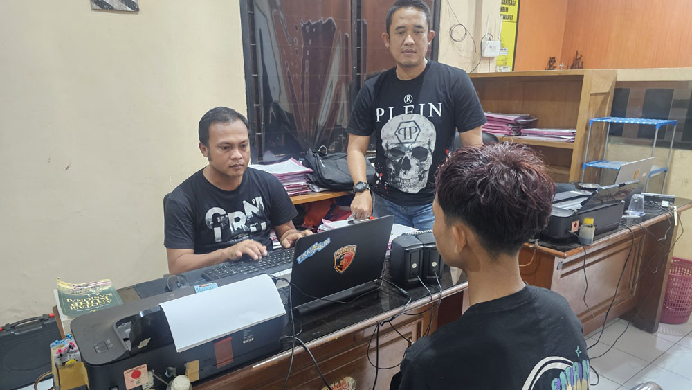LANGSUNG DITAHAN: GR (kanan) menjalani pemeriksaan oleh penyidik Reskrim Polsek Banyuwangi, Senin (2/2).