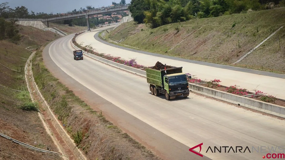ILUSTRASI: Truk membawa material proyek jalan tol Cileunyi-Sumedang-Dawuan (Cisumdawu) di Pamulihan, Kabupaten Sumedang, Jawa Barat, beberapa waktu lalu.