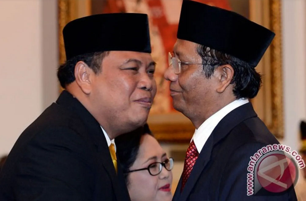 Arief Hidayat dan Mahfud MD.