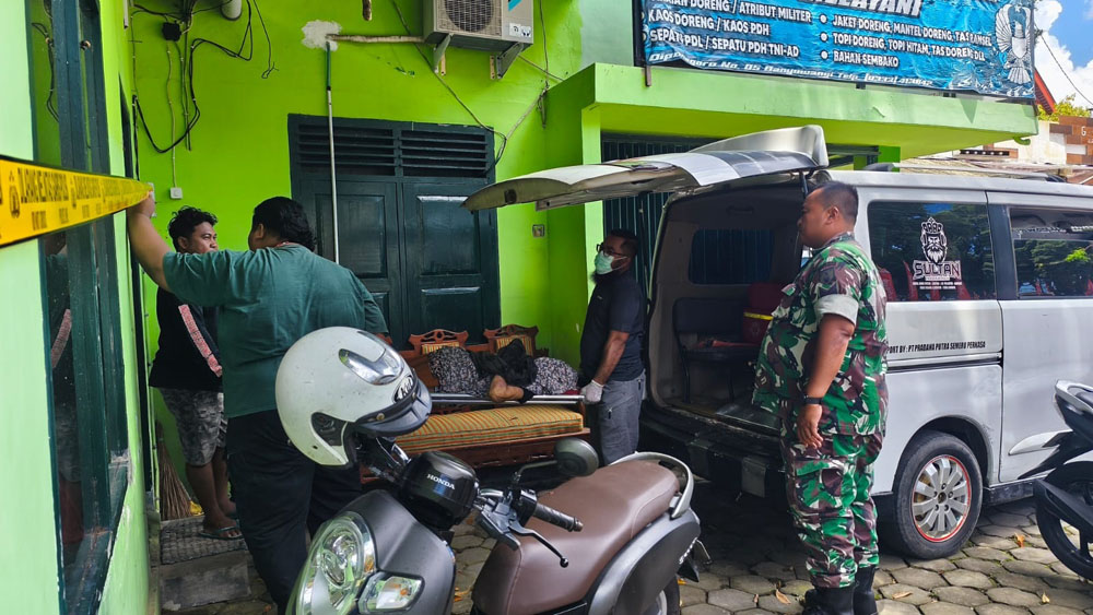 Petugas gabungan mengevakuasi jenazah Lindawati yang ditemukan meninggal di warung Sego Tempong di Jalan Diponegoro, Kelurahan Kepatihan, Selasa (3/2).