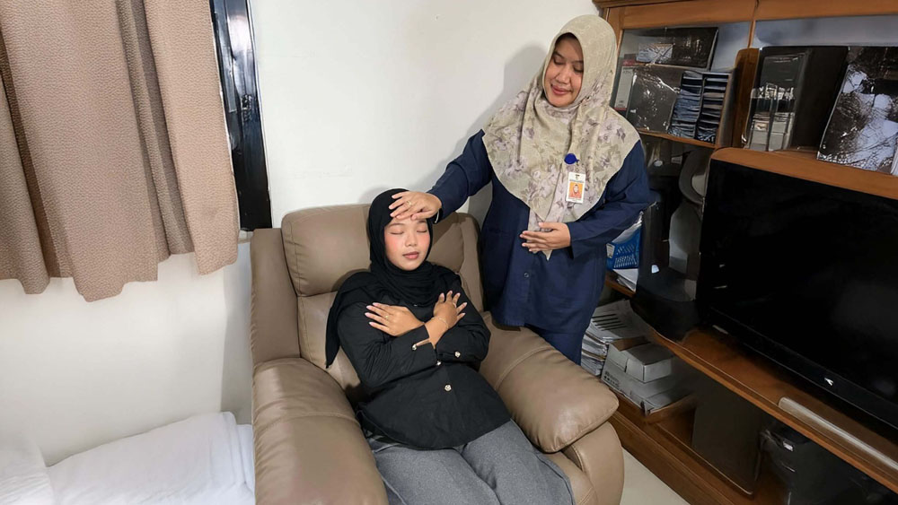 KESEHATAN MENTAL: Petugas memberikan layanan hipnoterapi di RSUD Blambangan Banyuwangi.