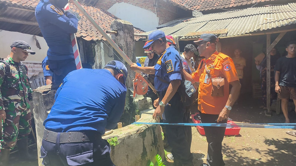OPERASI PENYELAMATAN: Tim Damkarmat mengevakuasi jenazah Tahril yang terjatuh ke sumur di Desa Patoman, Kecamatan Blimbingsari, Selasa (3/2).