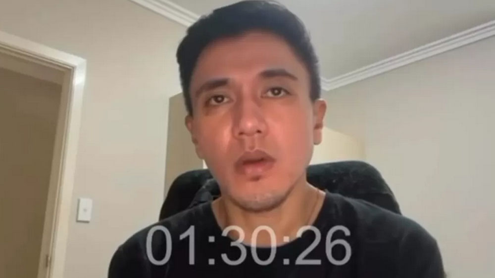 Adik penyanyi Denada, Enrico Tambunan.