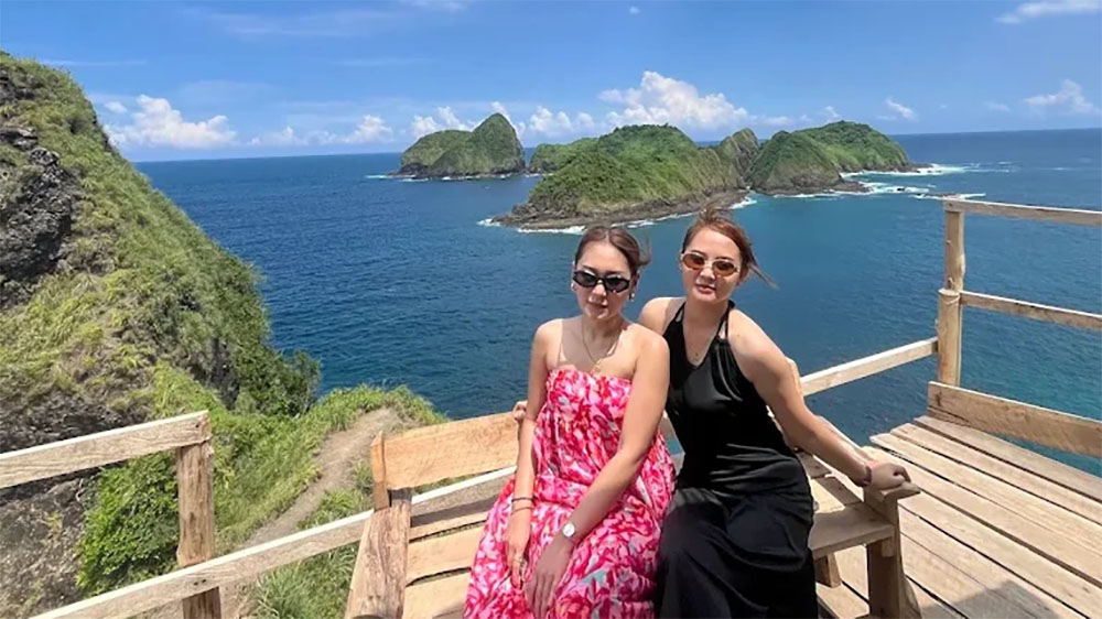 Salah satu destinasi terbaru di Banyuwangi adalah Green Island. Lokasinya berada di Dusun Pancer, Desa Sumberagung, Kecamatan Pesanggaran.