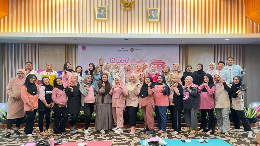 SEHAT BERSAMA: Peserta yoga hamil, bidan, dan pihak partnership mengabadikan momen usai kegiatan Yoga Hamil di RSI Fatimah Banyuwangi.