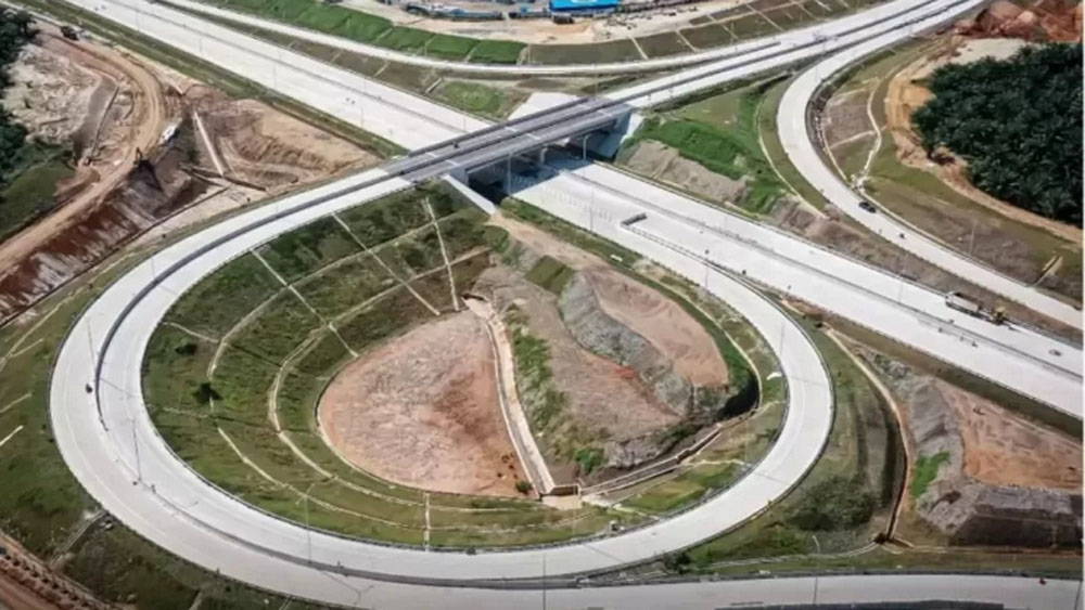 Ruas Tol Pekanbaru-Bangkinang yang telah selesai dibangun. Pemerintah kini fokus pembangunan Tol Jambi&ndash;Rengat yang didanai AIIB.