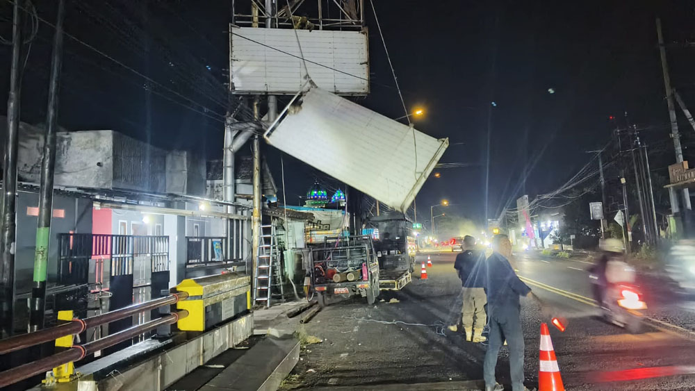 Personel Satpol PP menertibkan papan baliho yang disinyalir ilegal di Desa Dadapan, Kecamatan Kabat pada Selasa malam (4/2).