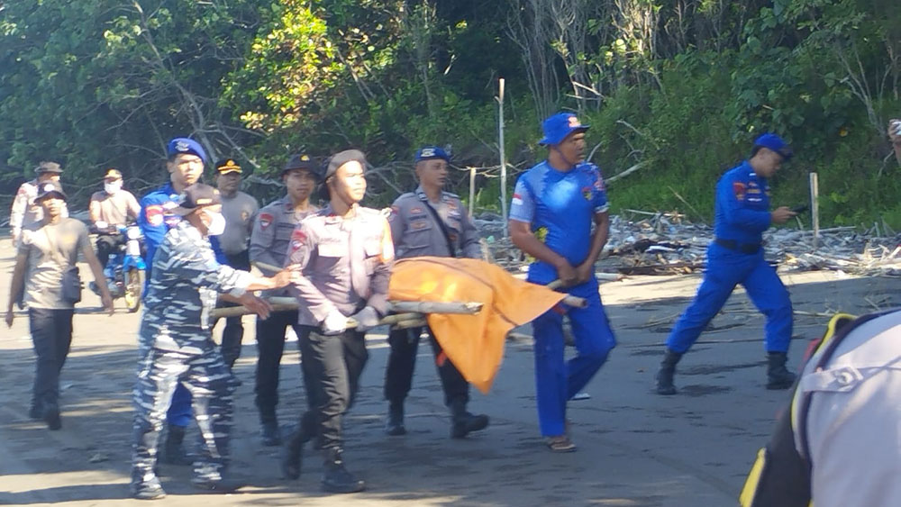 Jenazah ketiga diduga korban KMP Tunu Pratama Jaya ditemukan di Selat Bali. Satpolairud Banyuwangi memperluas patroli selama evakuasi bangkai kapal.
