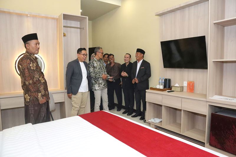 MEWAH: Owner Sahid Mahata Genteng Banyuwangi, Mariyono mengawal tamu VIP melihat sejumlah kamr di hotelnya, Senin (2/2) malam.