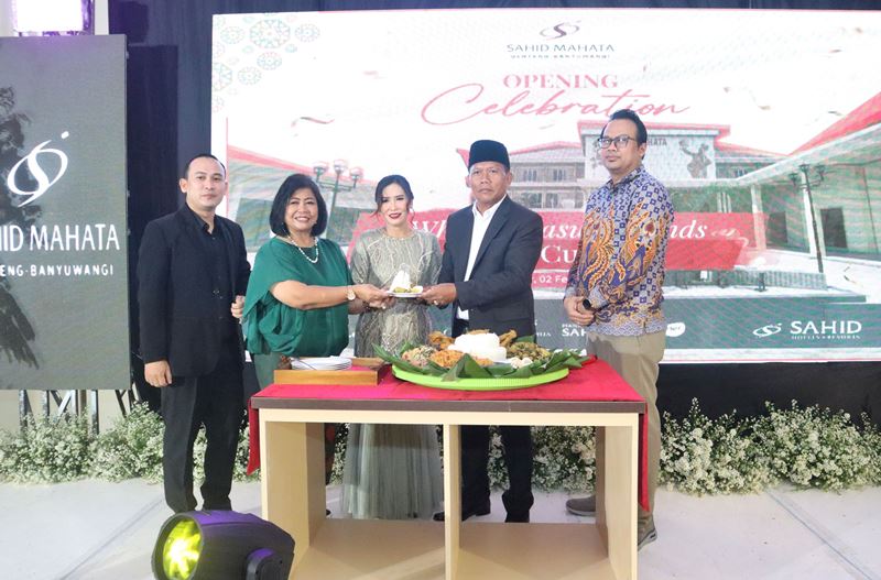SIMBOLIS: Owner Sahid Mahata Genteng Banyuwangi, Mariyono (dua dari kanan), menyerahkan tumpeng kepada Director of Development & Marketing Sahid Group, Vivi Herlambang sebagai simbol Sahid Mahata resm
