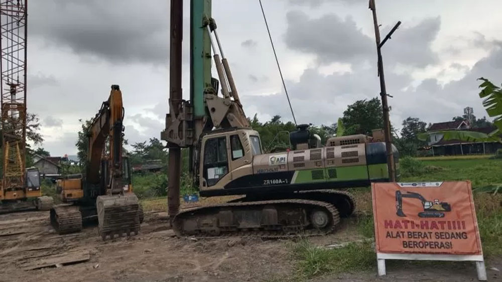 AKAN DIMULAI: Alat berat untuk pembangunan proyek Tol Jogja-Solo di Maguwoharjo sudah berada di lokasi.