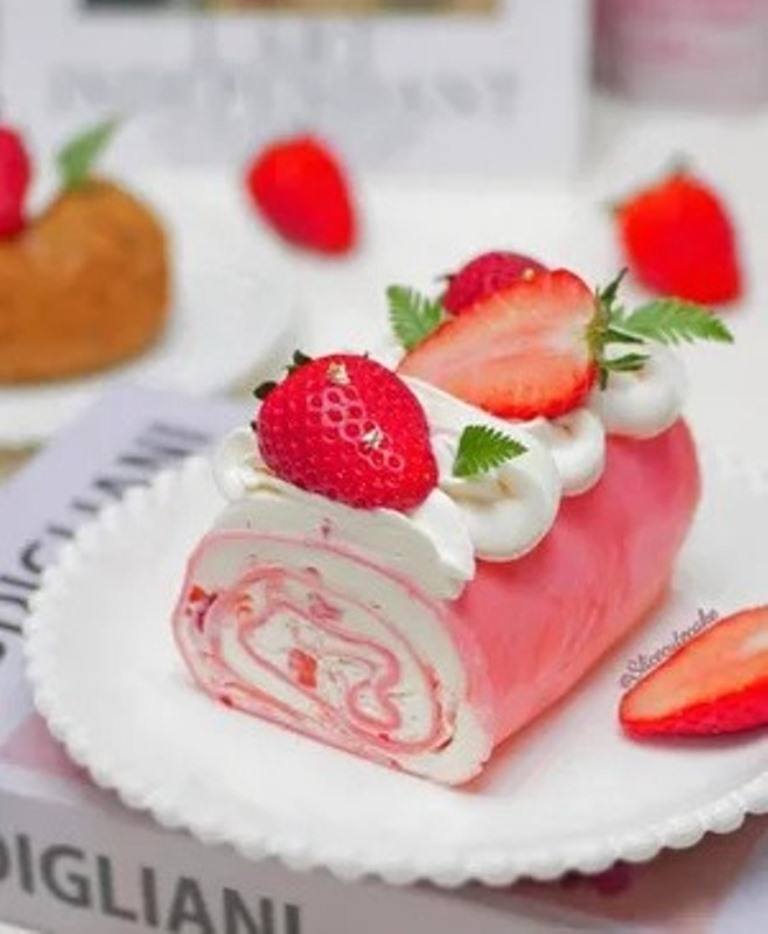 CREAMY : Crepe roll lembut berisi cream dan buah segar cocok jadi takjil kekinian yang laris manis dan mudah dibuat di rumah.