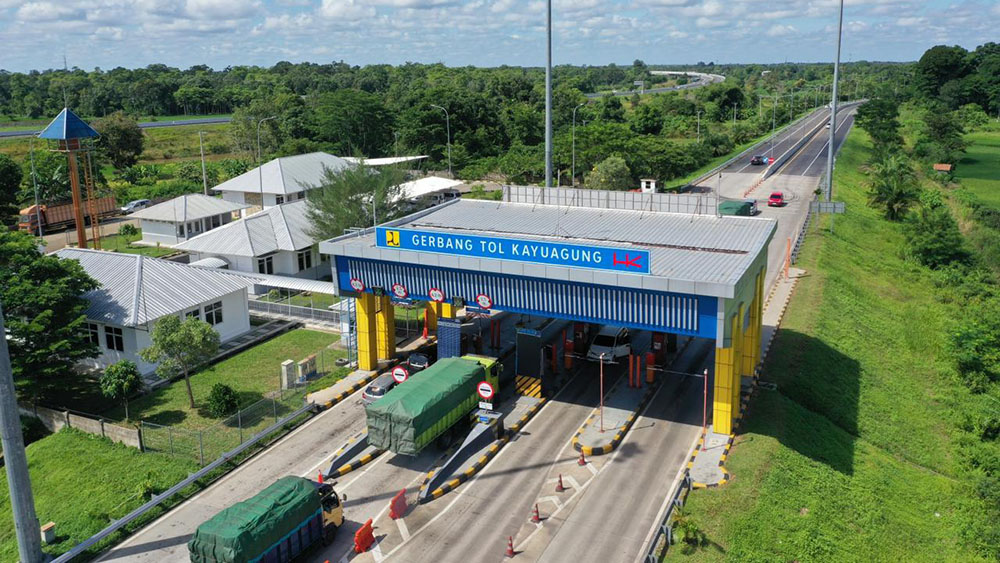 GERBANG TOL KAYUAGUNG: Hutama Karya mempercepat pembangunan Tol Betung&ndash;Tempino&ndash;Jambi. Progres konstruksi capai 30,83 persen, konektivitas Sumsel-Jambi kian kuat.