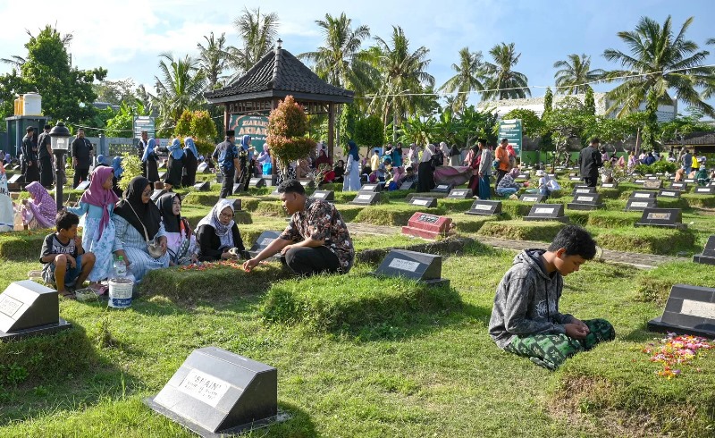ZIARAH KUBUR : Hukum tabur bunga di makam, dalilnya dalam Islam, serta aturan agar tetap sesuai syariat.