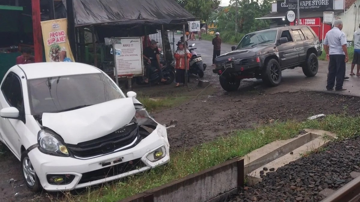 Kecelakaan di perlintasan sebidang Cilacap terjadi akibat mobil menerobos palang.